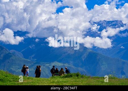 Touristen blicken in die fernen Anden und Gletscher in Moray, Peru. Stockfoto