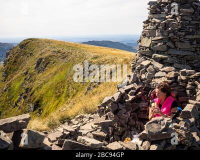 Trekking im Cantal, auf dem GR 400, vulkanische Berge in Frankreich, ruhen auf dem Puy Chavaroche. Stockfoto