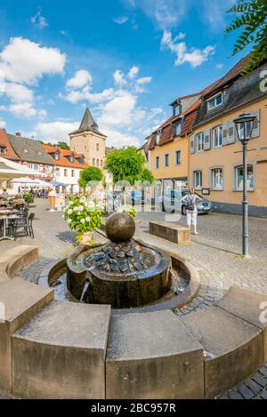 Brunnen vor Untertor in der historischen Altstadt von Meisenheim am Glan, gut erhaltene mittelalterliche Architektur im Nordpfälzer Bergland, Stockfoto