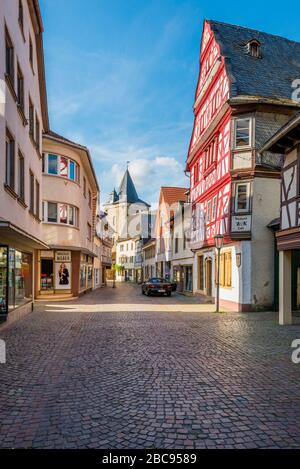 Untergasse mit Untertor in der historischen Altstadt von Meisenheim am Glan, gut erhaltene mittelalterliche Architektur im nordpfälzischen Hochland, a Stockfoto