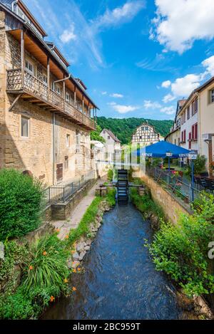 Landhotel am Wasserrad am Untertor in der historischen Altstadt von Meisenheim am Glan, gut erhaltene mittelalterliche Architektur im nordpfälzischen Mounta Stockfoto