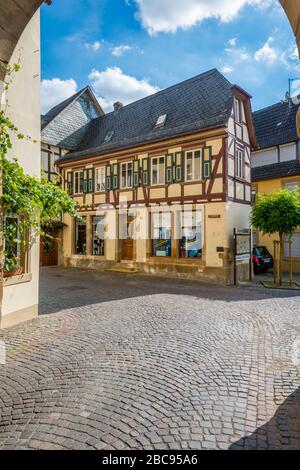 Fachwerkhaus in der historischen Altstadt von Meisenheim am Glan, gut erhaltene mittelalterliche Architektur im nordpfälzischen Hochland, eine Perle Stockfoto