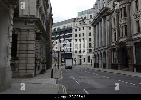 Ein Blick auf eine einsame Straße in Central London während der Coronavirus Krise.Straßen sind in London fast leer während der zweiten Woche der britischen Sperrung. Der Mensch werr ordnete an, inmitten des Coronavirus Ausbruchs zu Hause zu bleiben. Stockfoto