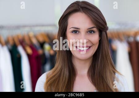 Junge Frau in Bekleidungsgeschäft Stockfoto