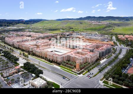 Luftansicht der Promenade bei Spectrum Irvine, Orange County, Kalifornien Stockfoto