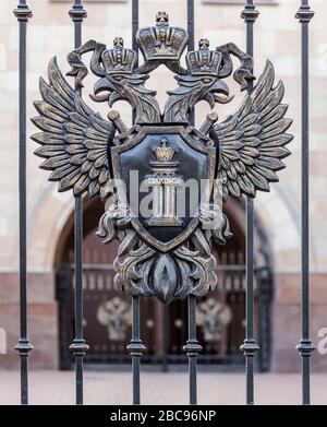 Zweiköpfiger Adler mit Schild, wo es "Gesetz" geschrieben ist Stockfoto