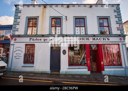 Bunte Store Fronten in Kenmare, County Kerry, Irland Stockfoto