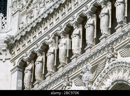 Statuen an der Fassade der Basilika Notre Dame de Fourviere. Lyon, Frankreich Stockfoto