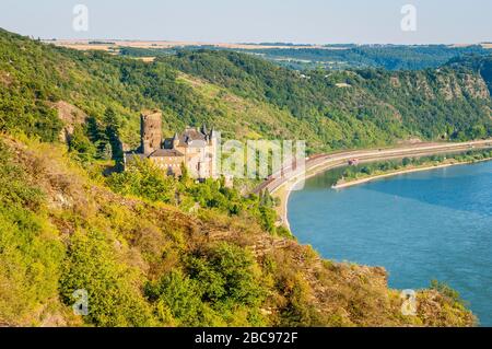 Burg Katz im Loreleytal, Mittelrhein, spektakulärer Blick auf die 3-Burg, links hinter der Loreley, Teil von Rheinsteig und Kasten Stockfoto