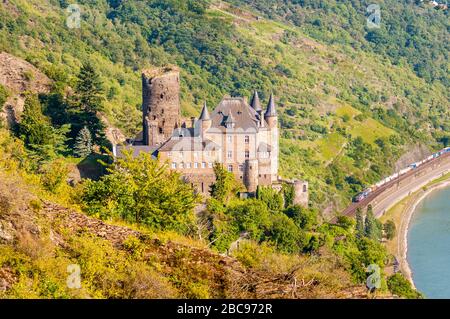 Burg Katz im Loreleytal, Mittelrhein, spektakulärer Blick auf die 3-Burg, links hinter der Loreley, Teil von Rheinsteig und Kasten Stockfoto