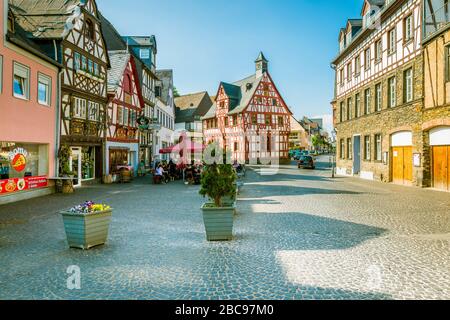 Rhens Marktplatz, Mittelrhein, Cafés, Ochsbrunnen und Rathaus, UNESCO-Welterbe Oberes Mittelrheintal Stockfoto