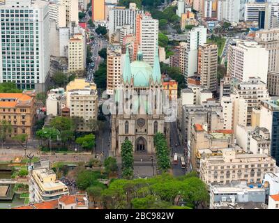 Siehe Metropolitan Cathedral in Sao Paulo, Brasilien Luftaufnahme. Kirche im neugotischen und Renaissance-Stil gebaut. Cathedral Square. Stockfoto