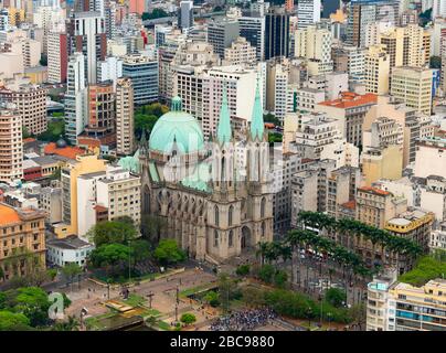 Sao Paulo Sehen Sie Metropolitan Kathedrale Luftaufnahme in Sao Paulo, Brasilien Innenstadt. Kirche in der neugotischen und Renaissance in der Innenstadt gebaut. Stockfoto