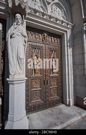 Türen der Kathedrale Basilika der Kathedrale des Heiligen Herzens in Newark New Jersey, USA. Stockfoto