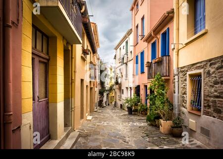 Dorfstraße in Collioure Stockfoto