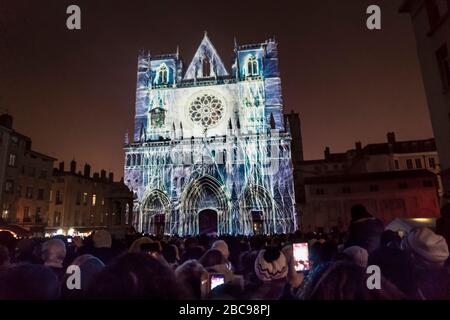 Fête des lumières in Lyon vor der Cathédrale Saint Jean Baptiste begann die Tradition im Jahre 1852 zu Ehren der Jungfrau Maria Stockfoto