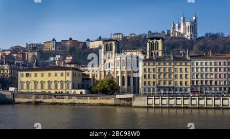 Blick über den Fluss Saone zur Basilika Notre Dame de Fourvière in Lyon und zur Kathedrale Saint-Jean-Baptiste, Monument historique Stockfoto