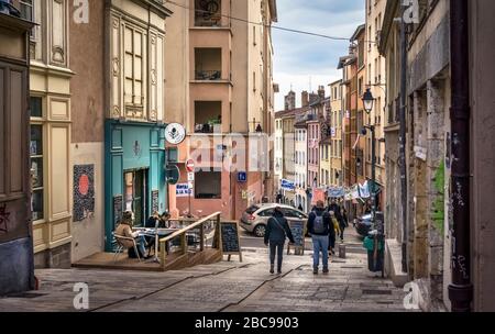 Gasse im Croix-Rousse-Viertel im Herbst Stockfoto