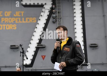 Washington, Vereinigte Staaten. April 2020. Capt Brett Crozier, kommandierender Offizier des Flugzeugträgers USS Theodore Roosevelt (CVN 71), spricht die Besatzung während eines Allhand-Anrufs auf dem Schiffsflugdeck am 14. November 2019 an. Am 2. April 2020 wurde Capt Crozier von seinem Kommando entbunden, nachdem er Anfang der Woche einen Brief gesendet hatte, in dem er zusätzliche Ressourcen für den Umgang mit einem Coronavirus-Ausbruch auf dem Flugzeugträger forderte. Foto von MC3 Nicholas Huynh/U.S. Navy/UPI-Kredit: UPI/Alamy Live News Stockfoto