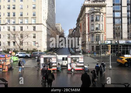 Blick auf die East 82nd Street von den Stufen des Metropolitan Museum of Art Stockfoto