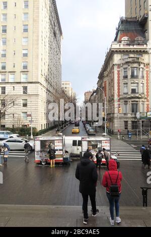 Blick auf die East 82nd Street von den Stufen des Metropolitan Museum of Art Stockfoto