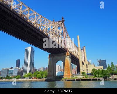 ED Kock Queensboro Bridge, vom East River, New York City, USA aus gesehen Stockfoto