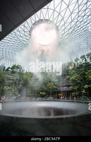 Singapur-30 August 2019: Der Juwel Changi Airport ist ein neues Terminalgebäude unter einer Glaskuppel mit Wasserfall und tropischem Wald, Einkaufszentren Stockfoto