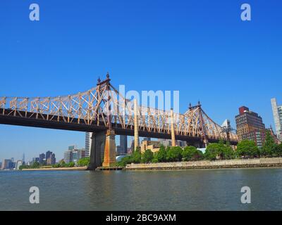 ED Kock Queensboro Bridge, vom East River, New York City, USA aus gesehen Stockfoto