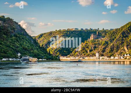 St. Goarshausen am Mittelrhein, mit Burg Katz und Patersberg, Abendstimmung mit reiner Rheinromantik, Teil des "UNESCO-Welterbes Oberes Stockfoto