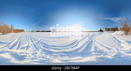 Sphärisches Panorama des gefrorenen Festseerees Norsjon in Vasterbotten, Schweden. Es wurde eine äquirechteckige Projektion verwendet. Stockfoto