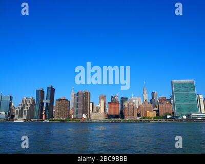 Hauptsitz der Vereinten Nationen, Empire State Building und Chrysler Building, vom East River, Manhattan, New York, USA aus gesehen Stockfoto