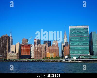 Hauptsitz der Vereinten Nationen, Empire State Building und Chrysler Building, vom East River, Manhattan, New York, USA aus gesehen Stockfoto