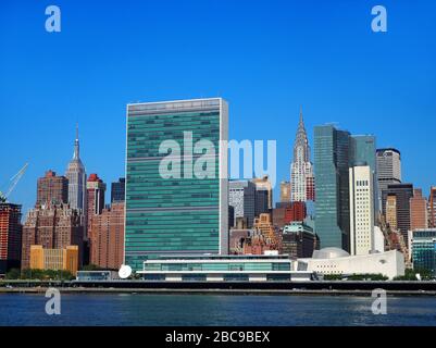 Hauptsitz der Vereinten Nationen, Empire State Building und Chrysler Building, vom East River, Manhattan, New York, USA aus gesehen Stockfoto