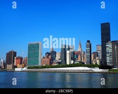 Hauptsitz der Vereinten Nationen, Empire State Building und Chrysler Building, vom East River, Manhattan, New York, USA aus gesehen Stockfoto