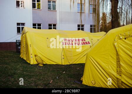 Feldgelbe Zelte neben dem Krankenhaus in Nysa Stadt, 14.03.2020, Nysa, Polen - Coronavirus Pandemie Stockfoto