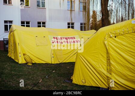 Feldgelbe Zelte neben dem Krankenhaus in Nysa Stadt, 14.03.2020, Nysa, Polen - Coronavirus Pandemie Stockfoto