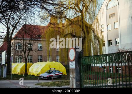 Feldgelbe Zelte neben dem Krankenhaus in Nysa Stadt, 14.03.2020, Nysa, Polen - Coronavirus Pandemie Stockfoto