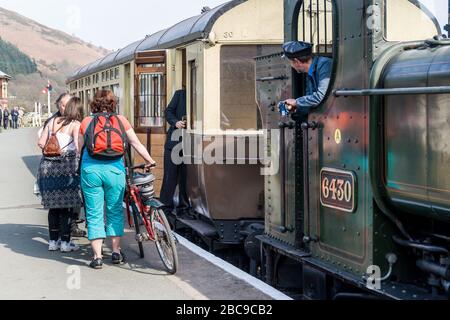 Eine Dampfeisenbahn auf der Llangollen-Bahn Stockfoto