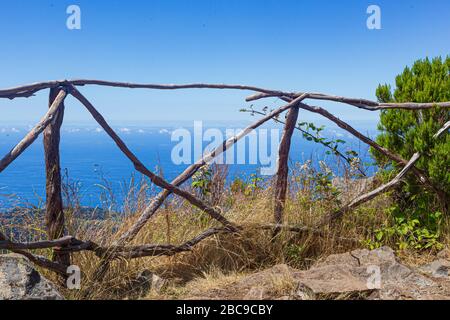 Ein Holzzaun am Aussichtspunkt in den Bergen von Madeira, Portugal Stockfoto