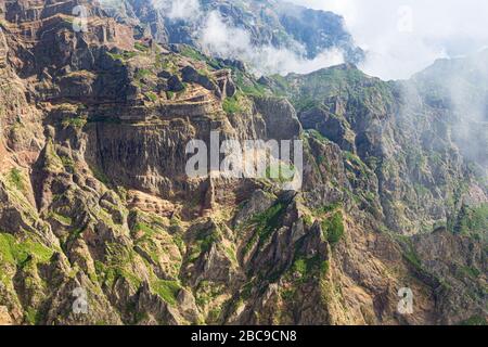 Landschaft mit einem Touristenpfad in den Bergen von Madeira, Portugal an einem sonnigen Sommertag. Stockfoto