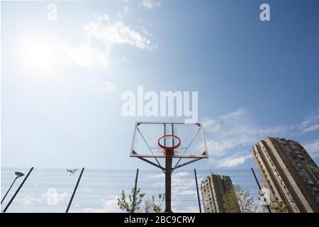 Plexiglas Straße Basketballbrett mit Reifen ohne Netz in Novi Sad Stockfoto