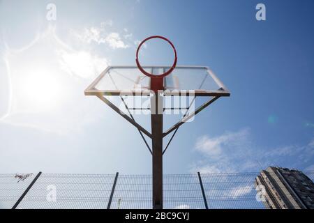 Plexiglas Straße Basketballbrett mit Reifen ohne Netz in Novi Sad Stockfoto