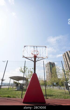 Plexiglas Straße Basketballbrett mit Reifen ohne Netz in Novi Sad Stockfoto