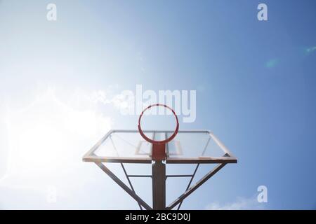 Plexiglas Straße Basketballbrett mit Reifen ohne Netz in Novi Sad Stockfoto