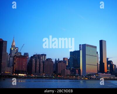 Gebäude des Hauptquartiers der Vereinten Nationen und das Gebäude von Chrysler im Morgengrauen, vom East River, New York, USA aus gesehen Stockfoto