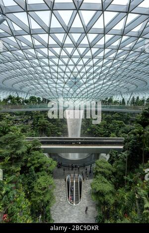 Singapur-30 August 2019: Der Juwel Changi Airport ist ein neues Terminalgebäude unter einer Glaskuppel mit Wasserfall und tropischem Wald, Einkaufszentren Stockfoto