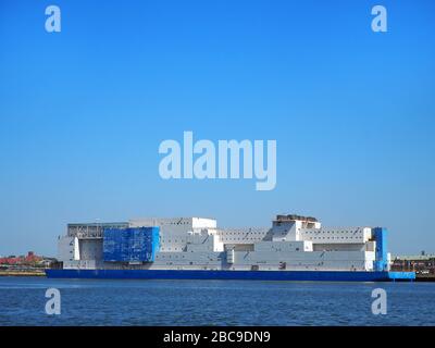 Vernon C. Bain Correctional Center, Gefängniskahn, Hunts Point, Bronx, vom East River, New York, USA aus gesehen Stockfoto