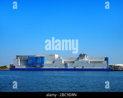 Vernon C. Bain Correctional Center, Gefängniskahn, Hunts Point, Bronx, vom East River, New York, USA aus gesehen Stockfoto