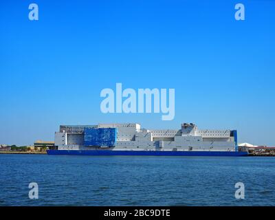 Vernon C. Bain Correctional Center, Gefängniskahn, Hunts Point, Bronx, vom East River, New York, USA aus gesehen Stockfoto