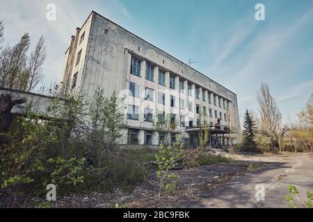 Pripyat, Ukraine - 25. April 2019: Raustiges Zeichen der Radioaktivität auf einem Gebäude in der verlassenen Stadt Pripyat, Stadt zerstört durch Nuklearkatastrophe in nea Stockfoto